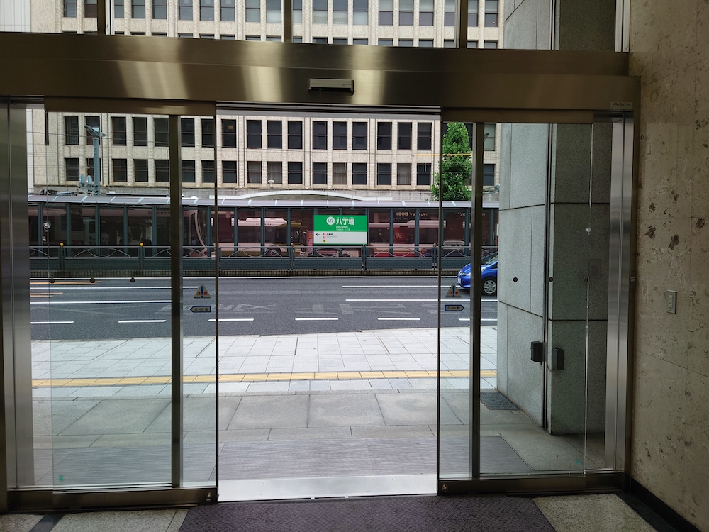 法務総合事務所文殊パートナーズ_ビル出口